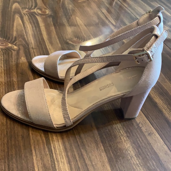 Clarks Women’s Gold Heels Size 9.5 - Picture 2 of 8